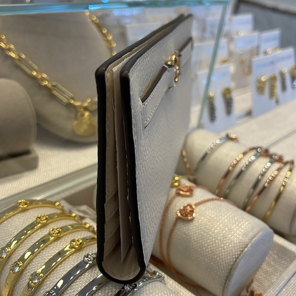 Michael Kors Reed Large Bifold Pebbled Leather Snap Wallet Card
Light Cream
NWT - Picture 3 of 16